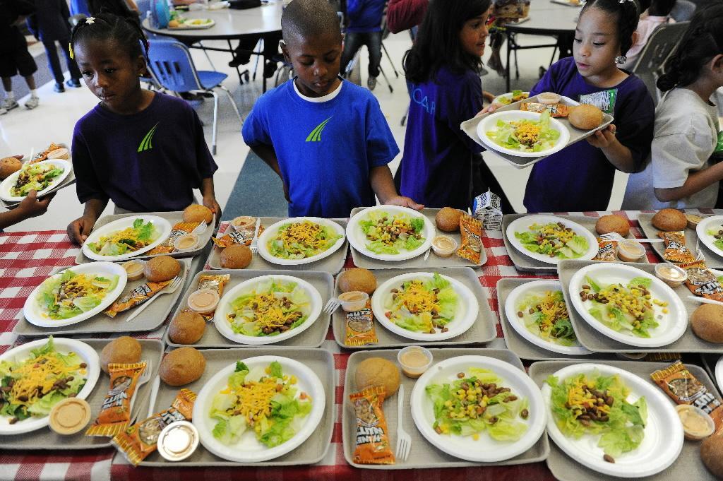 Children choosing lunch items in the lunchroom